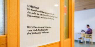 Ein Mann soll bundesweit vor allem ältere Menschen in Krankenhäusern bestohlen haben - die Staatsanwaltschaft Heidelberg hat Anklage erhoben. (Symbolbild)