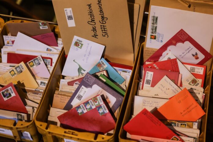 Christkindpostfiliale in Engelskirchen Briefe an das Christkind. Viele Helfer beantworten sie und senden die Antwort an die Kinder zurück. (Archivfoto)