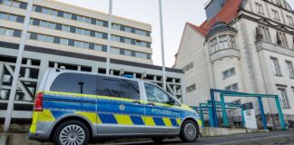 Prozess um Millionenbetrug bei Bauunternehmen in Bielefeld Vor dem Landgericht Bielefeld steht ein Polizeifahrzeug. Hier beginnt ein Prozess um Betrug und Bestechung in der Bauwirtschaft. (Archivfoto)