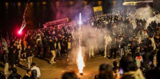 Menschen zünden in der Böllerverbotszone in der Düsseldorfer Altstadt Feuerwerk. (Archivfoto)