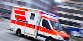 Autos prallen zusammen – 85-Jähriger schwer verletzt Bei einem Zusammenstoß zweier Autos an einer Kreuzung in Hamm ist ein 85-jähriger Autofahrer schwer verletzt worden. (Symbolbild)