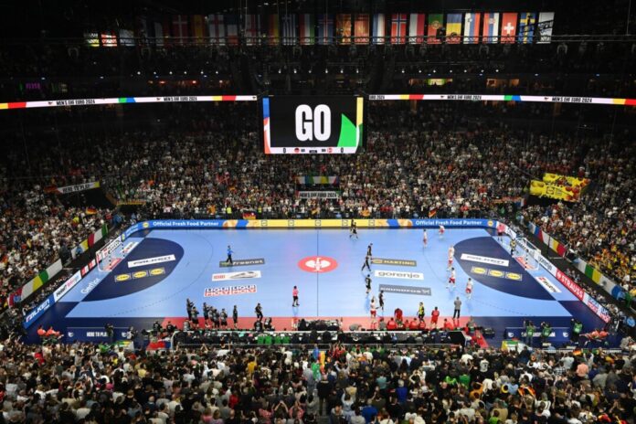 Handball in der Lanxess Arena Die deutschen Handballer dürfen sich bei der Heim-WM 2027 wieder auf volle Hallen freuen. (Archivbild)