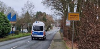 Großeinsatz an Schule: Verdächtige schweigen Die Polizei war an einer Berufsschule im Norden Nordrhein-Westfalens an der Grenze zu Niedersachsen im Einsatz.