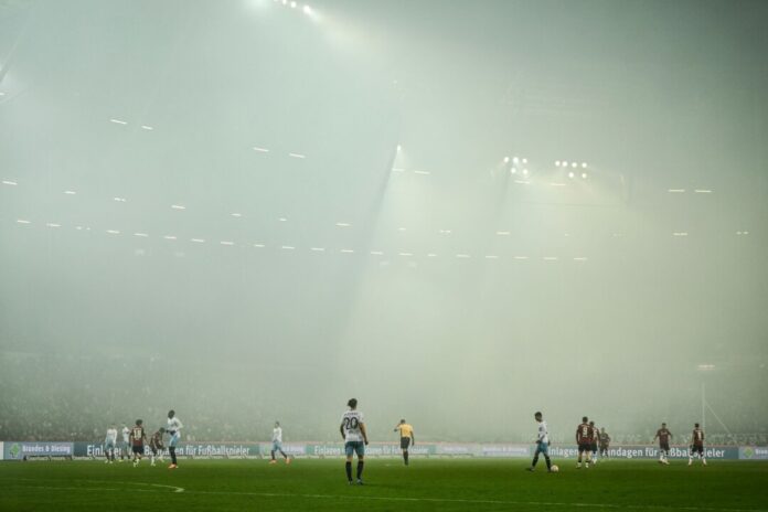 Hannover 96 - VfL Bochum Spielunterbrechung in Hannover.
