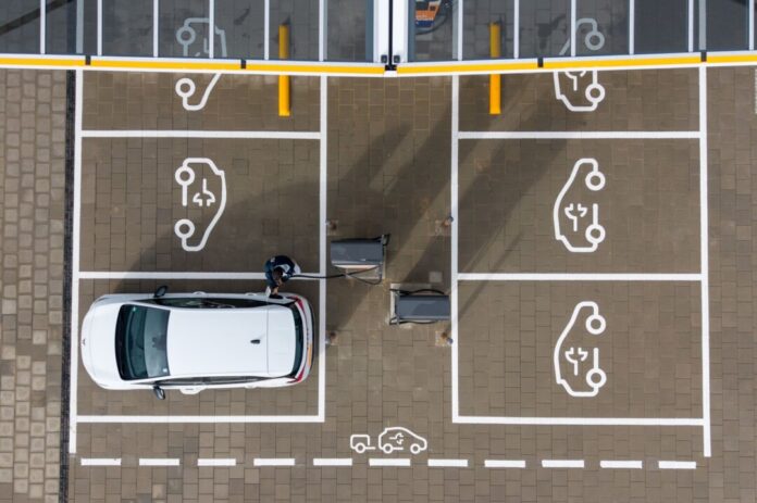 Schnellladepark für Elektromobile In NRW fahren immer mehr batteriebetriebene Elektroautos. (Symbolbild)