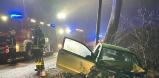 Ein Auto ist in Sprockhövel von der eisglatten Straße abgekommen. 