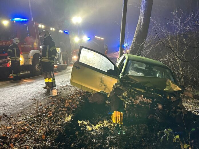 Glätteunfälle in Nordrhein-Westfalen Ein Auto ist in Sprockhövel von der eisglatten Straße abgekommen.