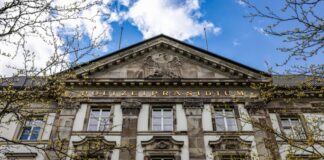 Unbekannter sticht bei Streit am Glühweinstand zu Beim Polizeipräsidium wurde eine Mordkommission eingerichtet. Ermittelt wird wegen eines versuchten Tötungsdeliktes. (Symbolbild)