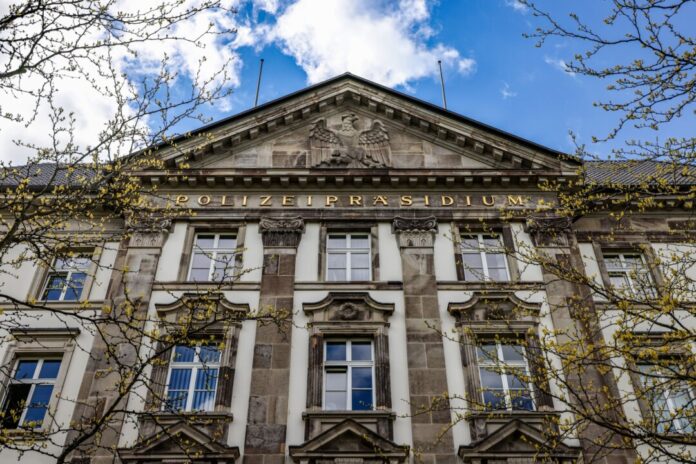 Mordkommission ermittelt nach Stich am Glühweinstand Beim Polizeipräsidium wurde eine Mordkommission eingerichtet. Ermittelt wird wegen eines versuchten Tötungsdeliktes. (Symbolbild)