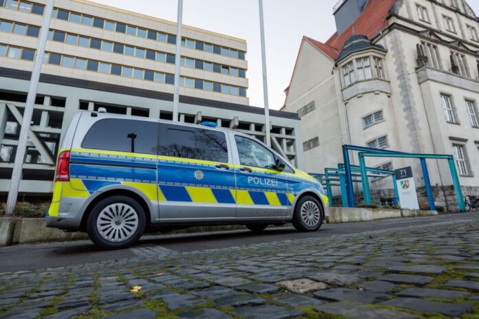 Beginn Prozess um Millionenbetrug am Landgericht Bielefeld Vor dem Landgericht Bielefeld steht ein Polizeifahrzeug. Hier läuft ein Prozess um Betrug und Bestechung in der Bauwirtschaft. (Archivfoto)