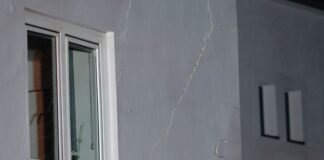 Evakuiertes Wohnhaus: Defekte Wasserleitung entdeckt Weil an mehreren Stellen der Boden abgesackt ist, ist das zweistöckige Haus einsturzgefährdet. (Archivbild)