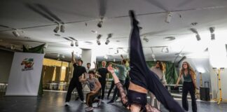 Sonne im Kopf, Beton vor der Tür: So probt «Malle Olé!» Das Ensemble von «Malle Olé» probt seine Choreographien nicht am Strand, sondern in einem leerstehenden Ladenlokal.