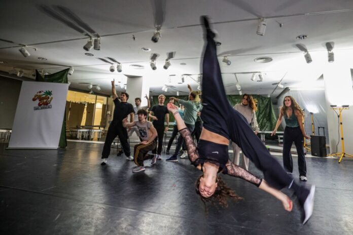 Hinter den Kulissen des Musicals «Malle Olé» Das Ensemble von «Malle Olé» probt seine Choreographien nicht am Strand, sondern in einem leerstehenden Ladenlokal.