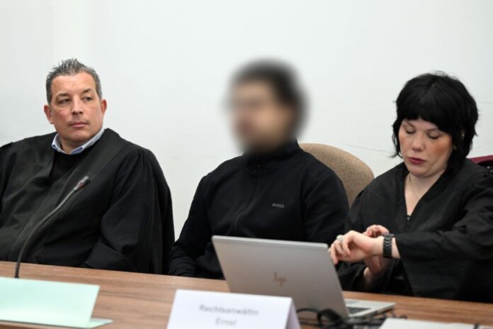 Der Angeklagte soll unter anderem Folterungen und Explosionen in Auftrag gegeben haben.