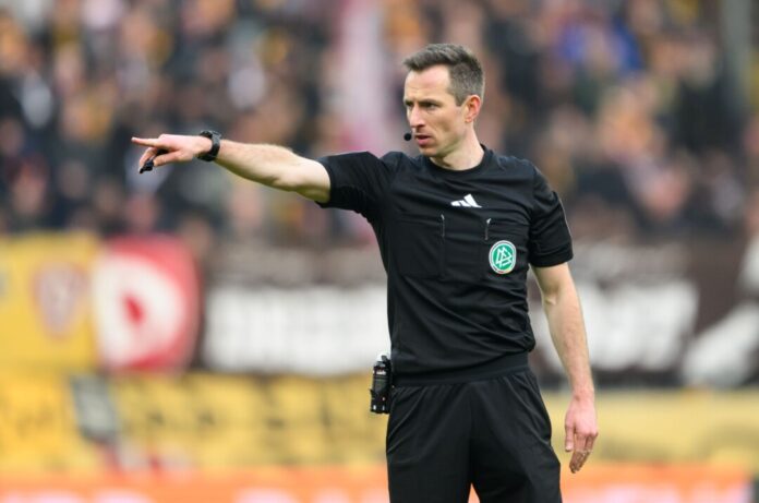 Schiedsrichter Benen reagierte schnell.