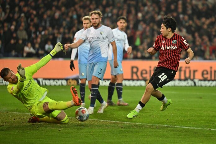 Hannover 96 - VfL Bochum Großchance für Hannover: Daisuke Yokota scheitert an Bochums Torwart Timo Horn.