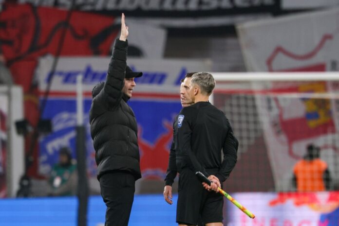 RB Leipzig - Bayer Leverkusen Die Leipziger waren mit der Schiedsrichter-Leistung nicht einverstanden.