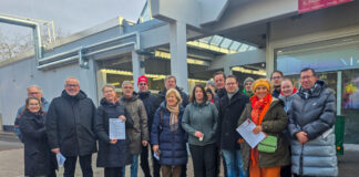 Überrascht trotz Transparenz Mitglieder der Initative auf dem Berliner Platz, Bild: Alexander Heinz
