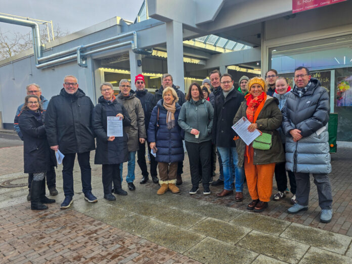 04_RAT_WirinWest-104537 Mitglieder der Initative auf dem Berliner Platz, Bild: Alexander Heinz