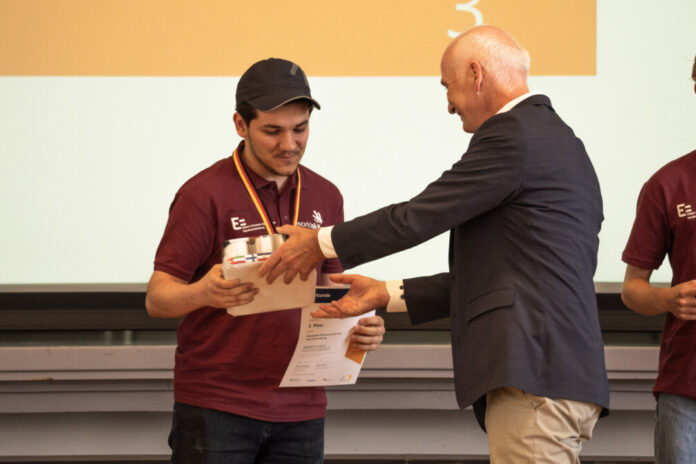 Azubi Rawand Ako Khalid überzeugt bei nationalem IT-Wettbewerb. Foto: Rawand Ako Khalid Azubi Rawand Ako Khalid überzeugt bei nationalem IT-Wettbewerb. Foto: Rawand Ako Khalid