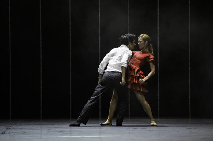 AALTO BALLETT ESSEN - Carmen von Johan Inger Yuki Kishimoto (Carmen) und Wataru Shimizu (Don José). Foto: Bettina Stöß