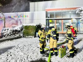Feuer zerstört Teile von Haaner Grundschule Der Brand an der Grundschule Bollenberg wurde um 4.10 Uhr gemeldet. Foto: Feuerwehr Haan