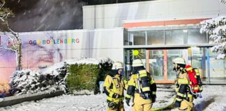 Feuer zerstört Teile von Haaner Grundschule Der Brand an der Grundschule Bollenberg wurde um 4.10 Uhr gemeldet. Foto: Feuerwehr Haan