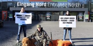 “Sollten sich schämen”: Protest in Dortmund wegen blutiger Reiseangebote Eine ähnliche Aktion vor der „Jagd & Hund“ im Januar 2025. Foto: PETA Deutschland e.V.