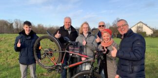 Ratingens Radservice-Stationen wieder intakt Daumen hoch für die Radservice-Station am Dirt-Bike-Parcours in Hösel (von links nach rechts): Nico Sengupta (Jugendrat), Hans-Dieter Pasch (Reparatur-Pate), Patrick Vermeulen (Jugendrat), Friedhelm Nack (Reparatur-Pate), Katharina Müller (FORUM.Lotsenpunkt), Rainer Mörsdorf (Reparatur-Pate). Foto: Stadt Ratingen