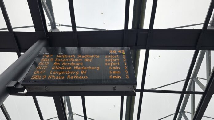 Pendler sollten sich am Montag frühzeitig über ihre Verbindungen informieren und gegebenenfalls auf Alternativen umsteigen. Foto: Volkmann Pendler sollten sich am Montag frühzeitig über ihre Verbindungen informieren und gegebenenfalls auf Alternativen umsteigen. Foto: Volkmann