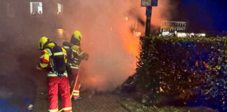 Feuerwehr Heiligenhaus zwischen Weihnachten und Neujahr gefordert Am Ehemannshof 20 brannte ein 1.100-Liter-Müllcontainer, der durch die Einsatzkräfte gelöscht wurde. Foto: Feuerwehr Heiligenhaus