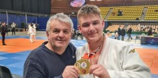 Sternstunde zum Jahresaustakt für Wülfrather Judoka Freude über Gold: Trainer Petros Pintsis und Sam Wiederhöft. Foto: privat