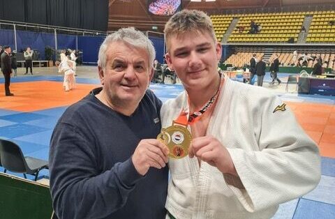 Freude über Gold: Trainer Petros Pintsis und Sam Wiederhöft. Foto: privat Freude über Gold: Trainer Petros Pintsis und Sam Wiederhöft. Foto: privat