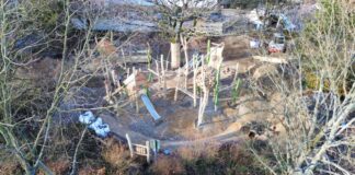 Am Efeuweg entsteht eine inklusive Spiellandschaft Die Luftbildaufnahme gibt einen Einblick über den Baufortschritt der Spiellandschaft kurz vor der Winterpause am 18. Dezember. Seit Montag, 12. Januar, wird auf dem Areal wieder gearbeitet. Foto: Freispielkunst Spielplatzbau/Michel Kunisch