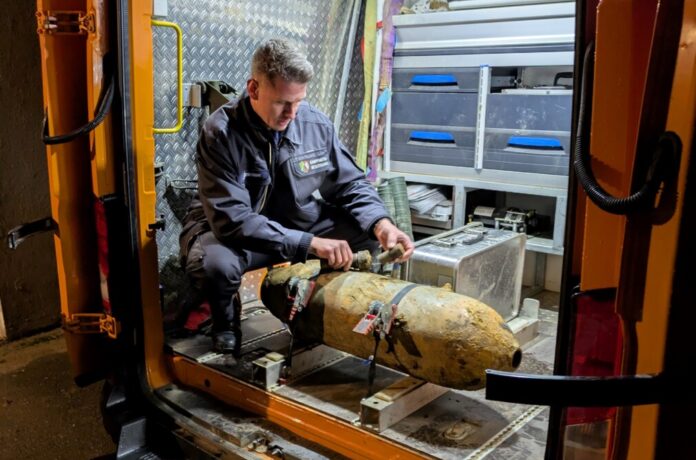 Der Held des Tages: Entschärfer Julian Granzow nach der erfolgreichen Entschärfung der Fünf-Zentner-Bombe aus dem Zweiten Weltkrieg. Foto: Stadt Ratingen Der Held des Tages: Entschärfer Julian Granzow nach der erfolgreichen Entschärfung der Fünf-Zentner-Bombe aus dem Zweiten Weltkrieg. Foto: Stadt Ratingen