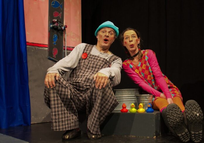 2026-01-30-Fischer und seine Frau Das Clown-Duo Esther Krause-Paulus und Rainer Besel spielen im LUX das Stück „Der Fischer, seine Frau und das Fischstäbchen“. Foto: Veranstalter