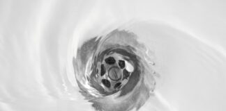 Verstopfte Abflüsse frei machen: Es geht auch umweltfreundlich Verstopfte Abflüsse lassen sich auch umweltfreundlich reinigen, um Rohrverstopfungen zu vermeiden. Foto: VZ NRW/adpic