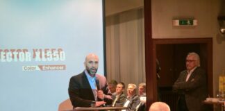 Ahmad Mansour bei seinem Vortrag im Ratinger Brauhaus, Bild: Alexander Heinz