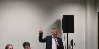 Flüchtlingsunterkunft in Ratingen-West: Starker Protest Harald Filip, Erster Beigeordneter der Stadt Ratingen, am Abend der Anwohnerinformationsveranstaltung, Foto: Alexander Heinz