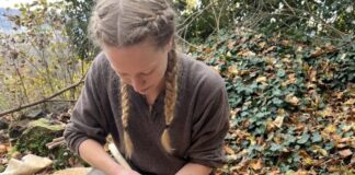 Feuersteinbearbeitung: Tübingerin gibt Workshop im Neandertal Flintknapperin Elena Moos aus Tübingen leitet den besonderen Workshop. Foto: Elena Moos