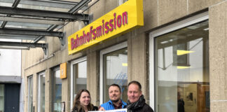 Hilfe für Menschen in Not: Spende für die Essener Bahnhofsmission Thorsten Geitz (rechts), Filialleiter der Sparda-Bank-Filiale Essen-Hauptbahnhof, und Kathrin Billstein (links), stellvertretende Filialleiterin der Filiale Essen-Südviertel, überreichen einen symbolischen Scheck an Martin Lauscher (Mitte), Leiter der Bahnhofsmission Essen. Foto: Sparda-Bank West