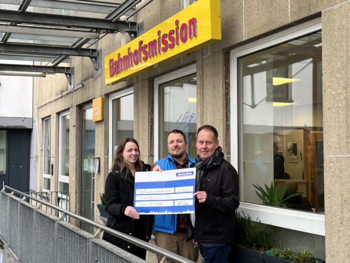 Thorsten Geitz (rechts), Filialleiter der Sparda-Bank-Filiale Essen-Hauptbahnhof, und Kathrin Billstein (links), stellvertretende Filialleiterin der Filiale Essen-Südviertel, überreichen einen symbolischen Scheck an Martin Lauscher (Mitte), Leiter der Bahnhofsmission Essen. Foto: Sparda-Bank West Thorsten Geitz (rechts), Filialleiter der Sparda-Bank-Filiale Essen-Hauptbahnhof, und Kathrin Billstein (links), stellvertretende Filialleiterin der Filiale Essen-Südviertel, überreichen einen symbolischen Scheck an Martin Lauscher (Mitte), Leiter der Bahnhofsmission Essen. Foto: Sparda-Bank West