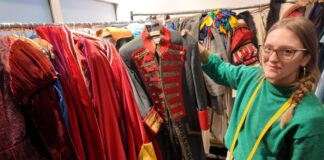 Karneval: Essener Theater verkauft Kostüme Karin Heere, Herrengewandmeisterin für die Sparte Schauspiel bei der Theater und Philharmonie Essen. Foto: TUP