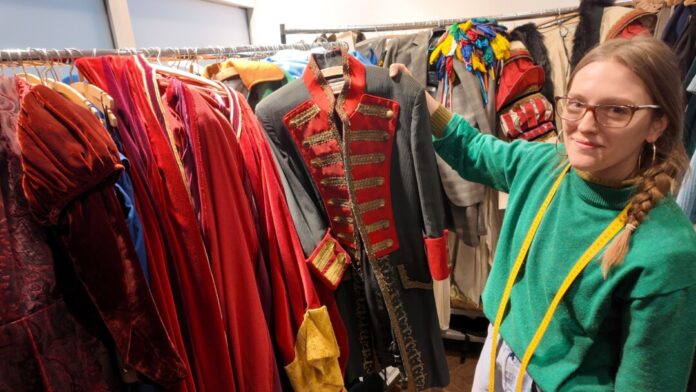 default Karin Heere, Herrengewandmeisterin für die Sparte Schauspiel bei der Theater und Philharmonie Essen. Foto: TUP