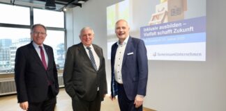 IHK: Inklusive Ausbildung als Baustein der Fachkräftesicherung Gregor Berghausen, Hauptgeschäftsführer der IHK Düsseldorf; Karl-Josef Laumann, Minister für Arbeit, Gesundheit und Soziales des Landes Nordrhein-Westfalen, und Jürgen Holtkamp, Bereichsleiter Ausbildungsberatung, -stellenvermittlung & Projekte. Foto: IHK Düsseldorf/Melanie Zanin