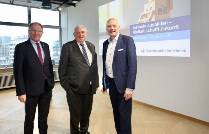 20260123_Inklusiv Ausbilden_Melanie Zanin Gregor Berghausen, Hauptgeschäftsführer der IHK Düsseldorf; Karl-Josef Laumann, Minister für Arbeit, Gesundheit und Soziales des Landes Nordrhein-Westfalen, und Jürgen Holtkamp, Bereichsleiter Ausbildungsberatung, -stellenvermittlung & Projekte. Foto: IHK Düsseldorf/Melanie Zanin