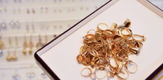 Goldpreis auf Rekordkurs: Lohnt es sich, jetzt zu kaufen? Goldschmuck liegt auf einem Tablett. Foto: VZ NRW/adpic