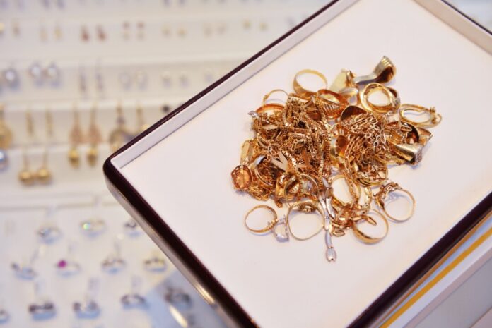 Goldschmuck liegt auf einem Tablett. Foto: VZ NRW/adpic Goldschmuck liegt auf einem Tablett. Foto: VZ NRW/adpic