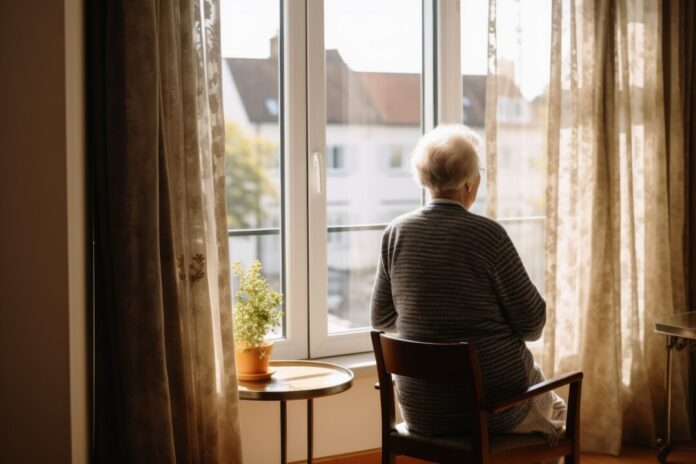 Eine Seniorin sitzt vor einem Fenster. Foto: VZ NRW/Adpic Eine Seniorin sitzt vor einem Fenster. Foto: VZ NRW/Adpic