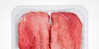 Warum man rohes Fleisch nicht waschen sollte Rohes Fleisch ist in einer durchsichtigen Plastikschale verpackt. Foto: VZ NRW